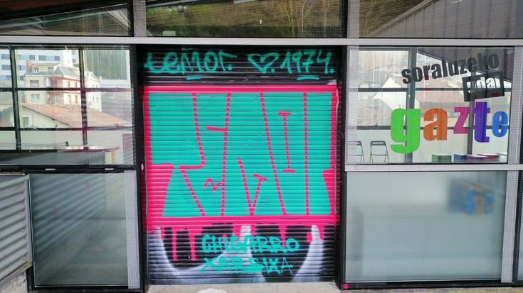 Grafitiak Gaztelekuko atean