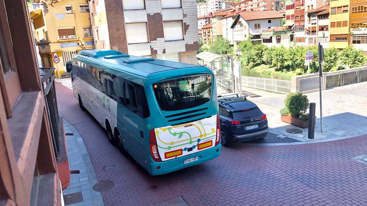 Hainbat bidaiari geralekuan laga ditu autobusak, behin baino gehiagotan