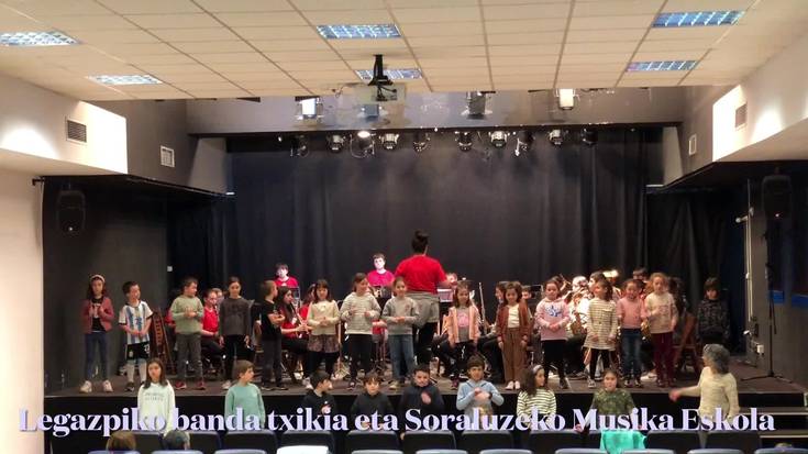 Kontzertu atsegina eskaini zuten Legazpiko banda txikiak eta Soraluzeko Musika Eskolak