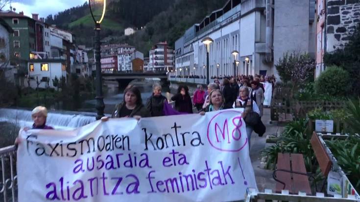 Manifestazio jendetsua "faxismoaren kontra, ausardia eta aliantza feministak" aldarrikatuz