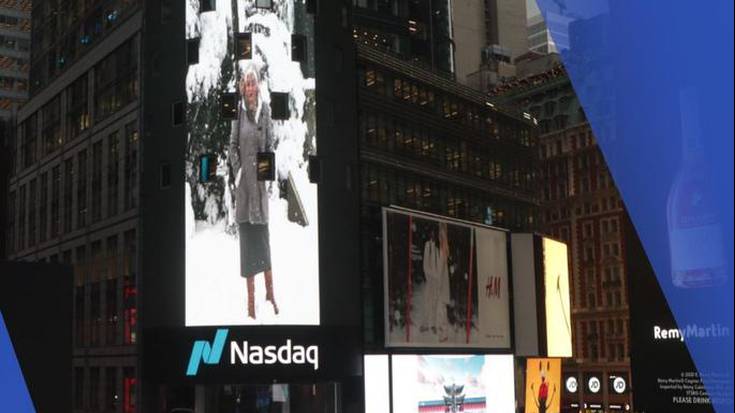 Plazentziatarrak Times Squareko pantaila erraldoian