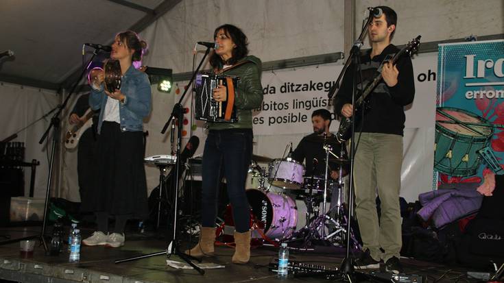 Egunari amaiera borobila, dantzan