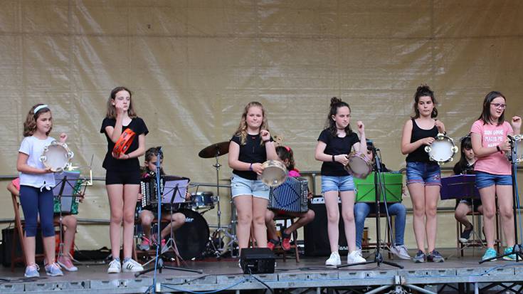'Polka', musikarien koreografia eta guzti