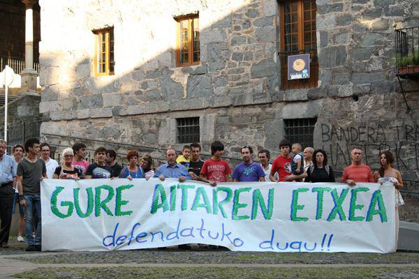 Hainbat herritarrek Uneberri S.L.ren aurkako elkarretaratzea egin zuten atzo