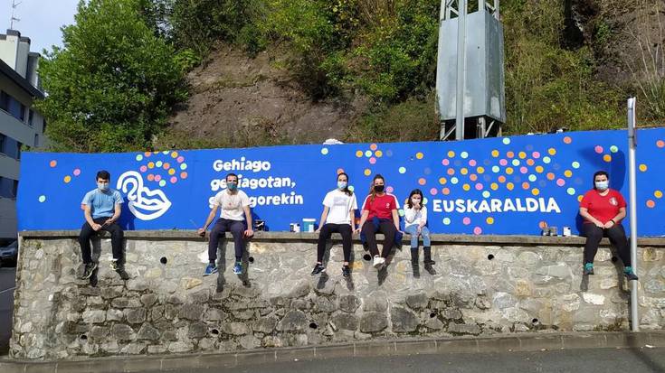 Euskaraldiaren murala margotu dute Estaziñoan