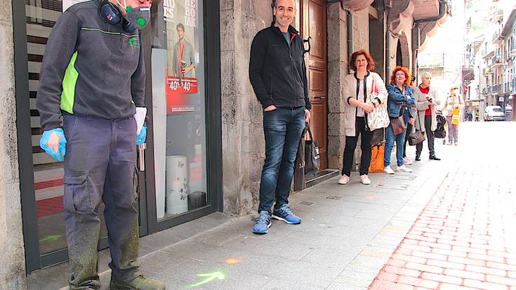 Saltoki sarreretan ilara zela egin markatu dute