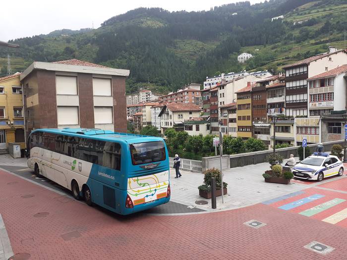 Gorabeherak izan dira autobus txartela bermatzeko telefono zerbitzuarekin