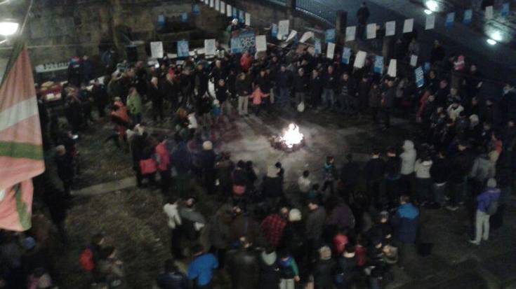 Euskalzaleek plaza bete zuten Euskarak 365 Egun leloa aldarri hartuta