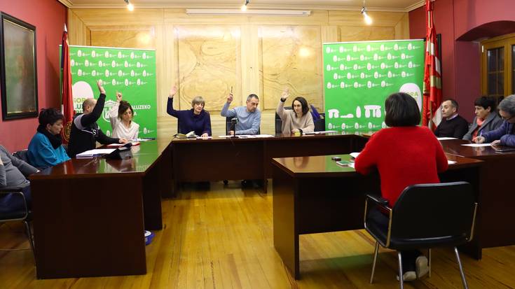 EAJk gobernuaren "planik eza" kritikatu du; PSE-EEren ustez, berriz, "aurrekontu kontinuista" da EH Bildurena