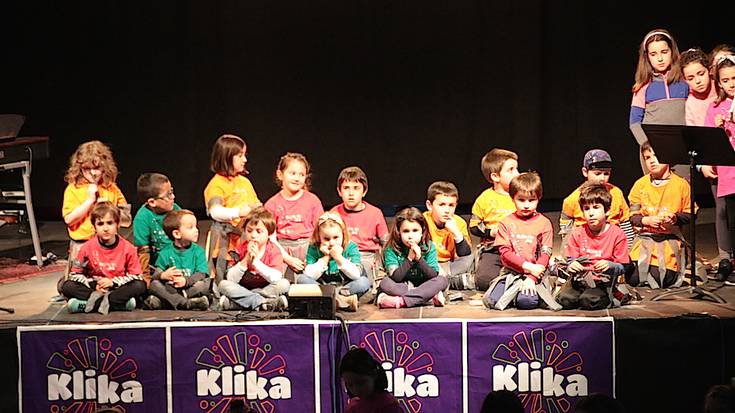 Musika tailerrekoek 'En mi tribu' abestu zuten