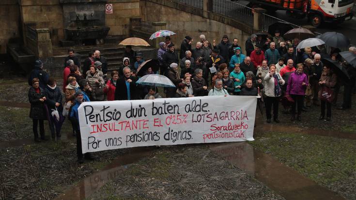"Kalean" segituko dutela azpimarratu dute lehen urteurreneko mobilizazioan