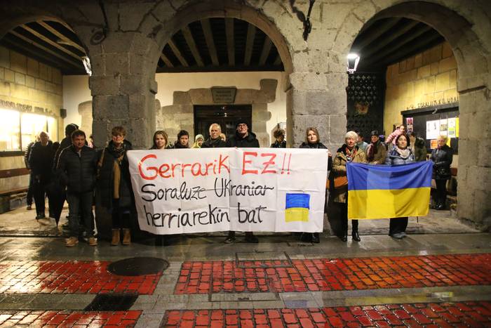 Urtea pasa eta oraindik gerran