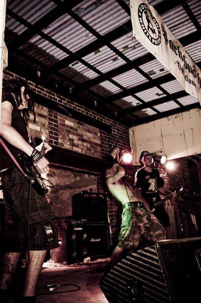 Grindcore, hardcore eta punk zoratua bihar gaztetxean