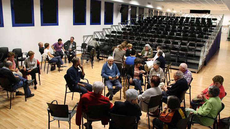 Autobus zerbitzua hobetzeko bigarren bilera 18:30ean antzokian