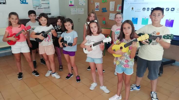 Ukeleleak Musika Kantuz ikasgaiko ikasleendako