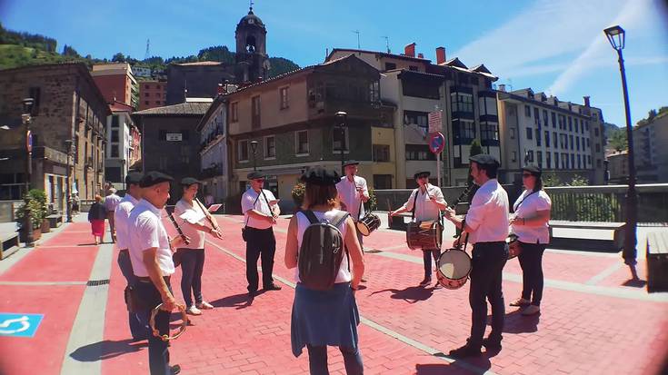 Txistulariak Zubi Nagusian jotzen