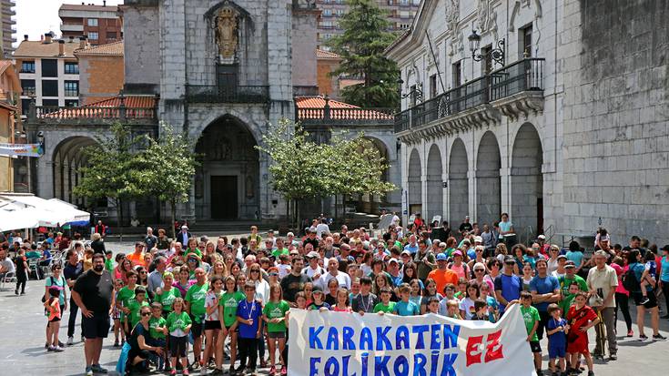 Karakaten zentral eolikoa erakitzearen kontra daudenen argazkia Elgoibarren