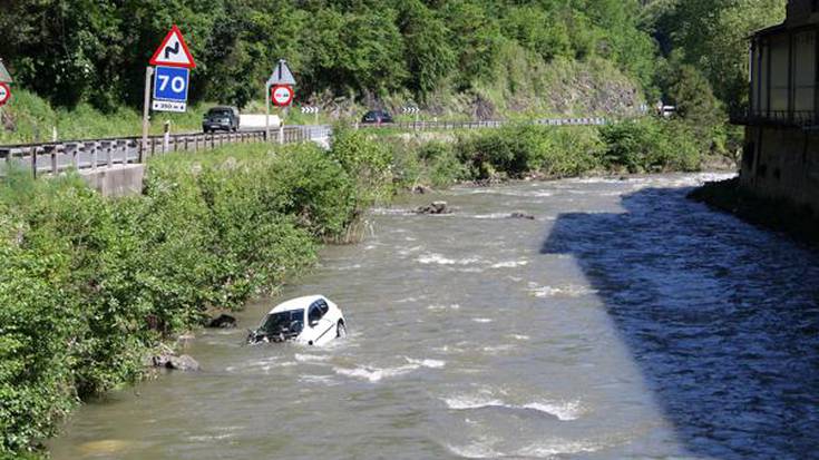 Auto bat bere bidetik irten eta Deba ibaira erori da
