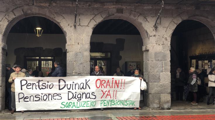 Erretiroen murrizketak eta martxoaren 3ko gertakariak salatu zituzten