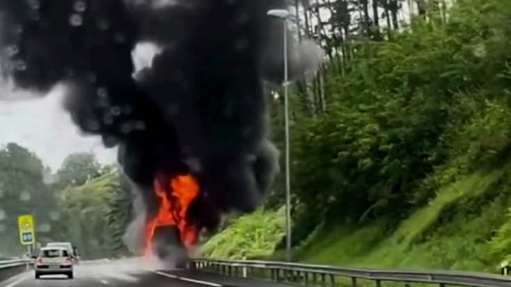 Autobus batek sua hartu du AP-8 autobidean, Mendaro parean