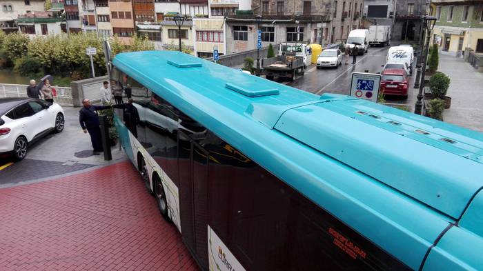 Autobusa ez atzera eta ez aurrera