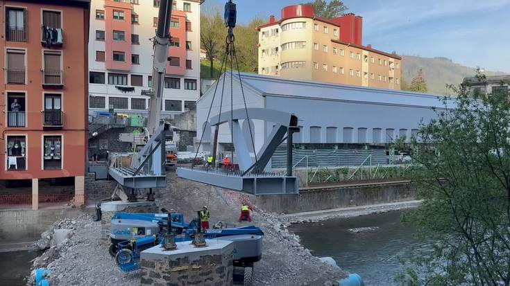 Gabolatseko zubi berria hasi da erakusten izango duen itxura