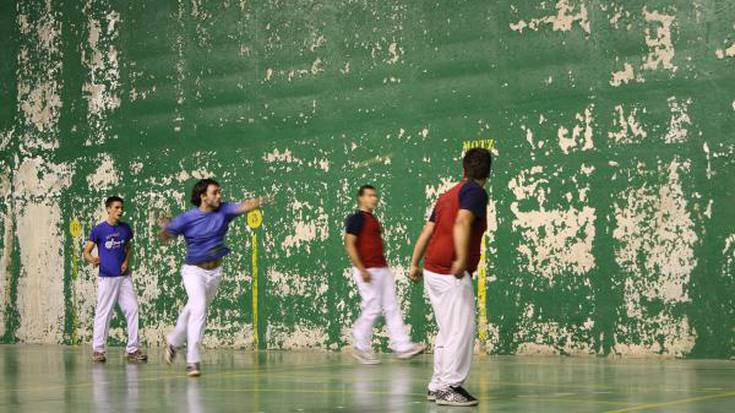 Pelota taldeak jubenil eta kadeteak behar ditu 