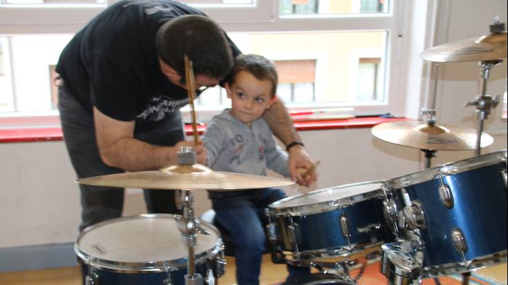 Musika eskolak ate irekien jardunaldia egingo du Plaza Zaharrean