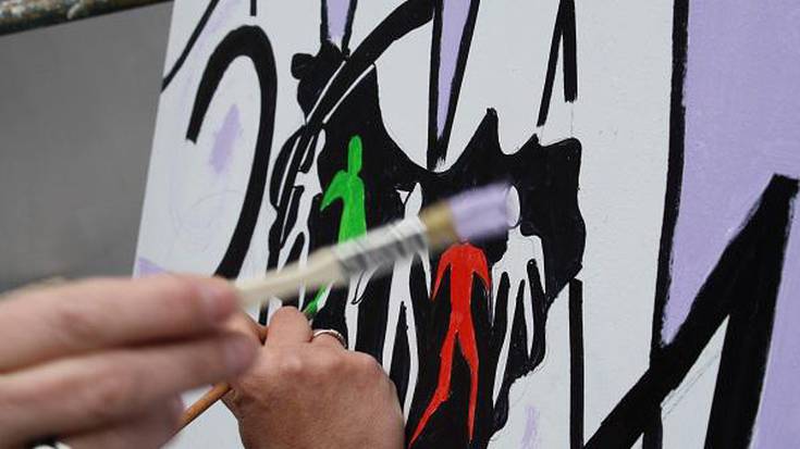 Hainbat lagun emakumeen aldeko mural margoketan