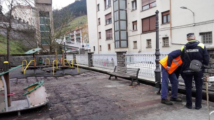 Estaziñoko parkea desmuntatzen dabiltza