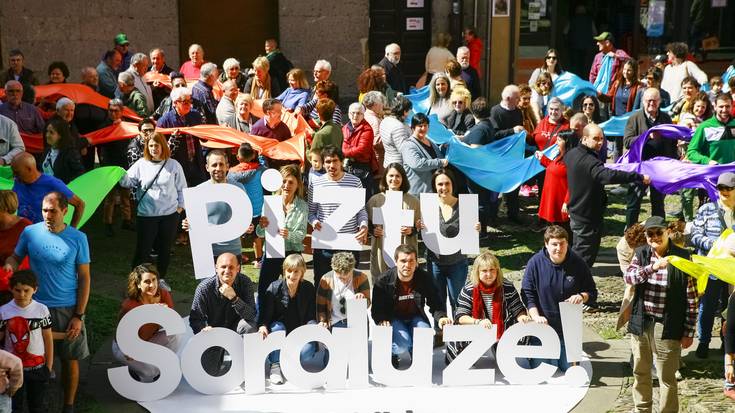 "Soraluze piztera" datorren taldea aurkeztu du EH Bilduk dozenaka herritarrek babestuta