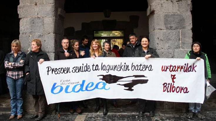 Udal hautetsi eta langileek preso eta iheslarien aldeko baraualdiarekin bat egin dute