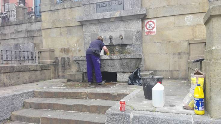 Hiru peoi kontratatzeko deialdia