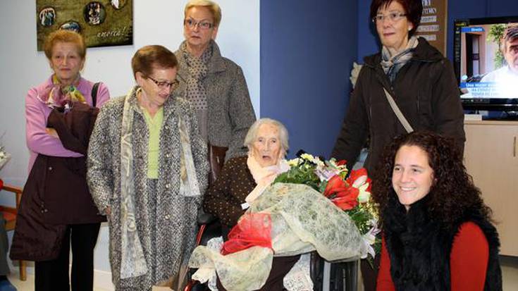Josefa Bastarrikak 100 urte bete ditu. Gertukoek omenaldia egin diote