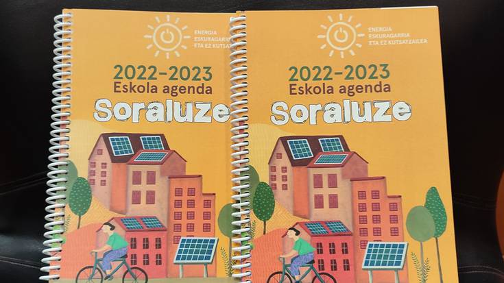 Soraluzeko Udalak emandako Eskola Agenda 2022-2023 bana jaso dute herriko ikasleek