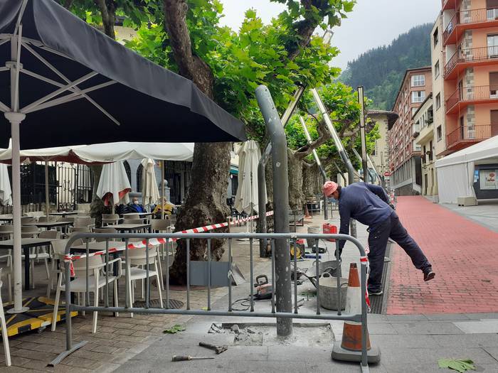 Farola berriak ipintzen ari dira Plaza Zaharrean