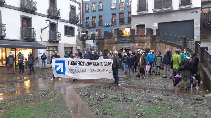 Euskal presoen eskubideen alde urriaren 3an Karakate eta Atxolinera igotzeko deia
