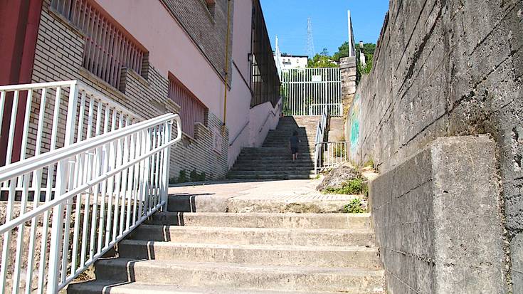 Eskolako patiorako eskailera konpontzeko eta Errekaldeko etxea botatzeko eskaintzak