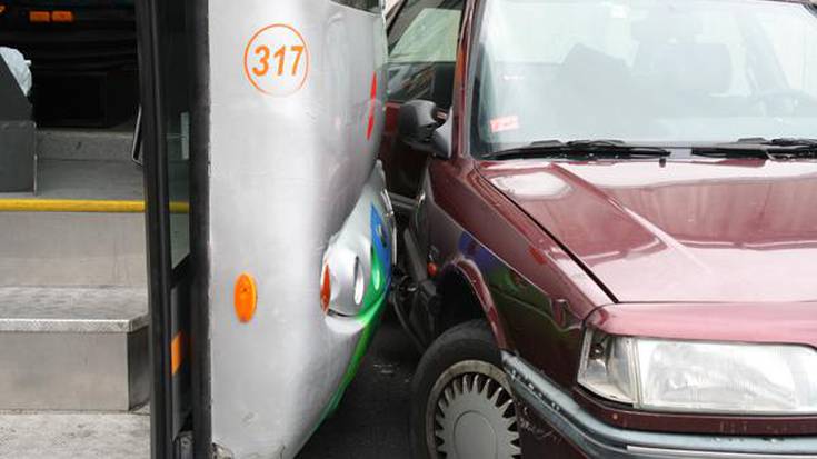 Autobus batek eta auto batek istripua Sagarrerrekan