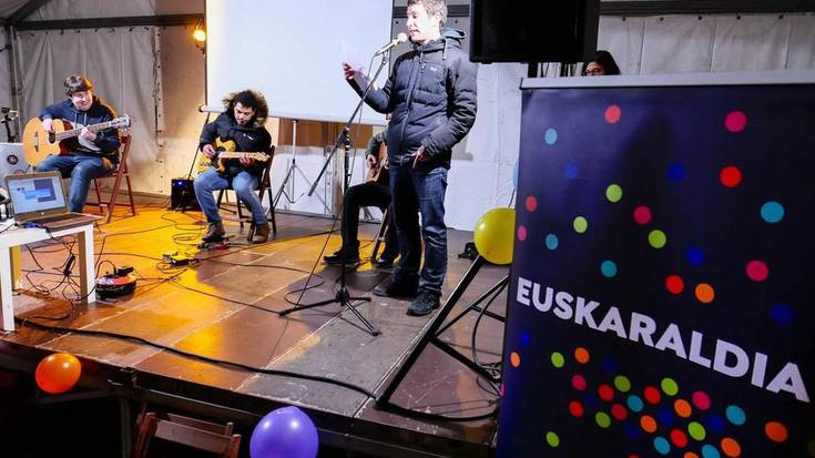“Bidegurutzetik atera eta euskaraz bizitzeko jauzi kualitatiboa emateko unea" dela aldarrikatu dute euskaltzaleek