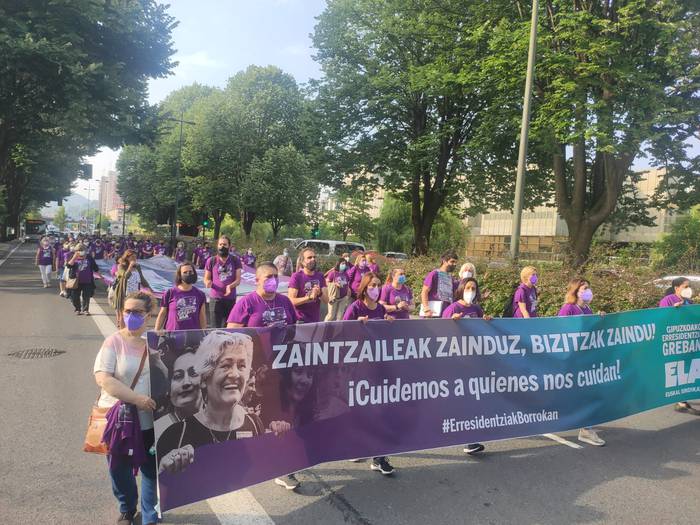 Egoitzen finantzazio ia osoa publikoa izan arren, egoitzen bi herenek irabazteko asmoa dutela salatu zuten