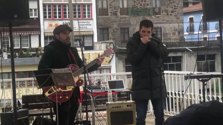 Musikariak zein ikus-entzuleak gustura asko Behi bi blues bikotearen kontzertuan