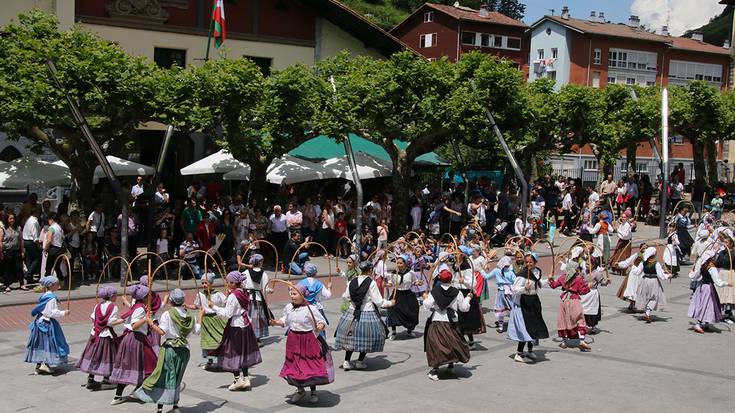 Domekan 150 dantzari txiki batuko dira herrian