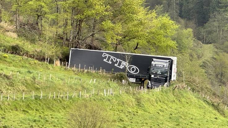 Trailerra dago katigatuta Asiolatzarako bidean GPSak bertara bideratu eta gero