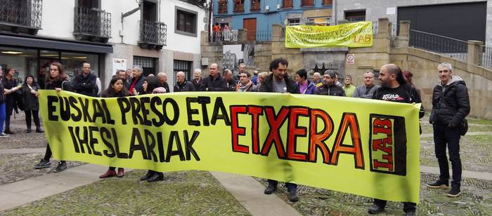 Euskal presoen alde elkarretaratzea egin dute hainbat langilek