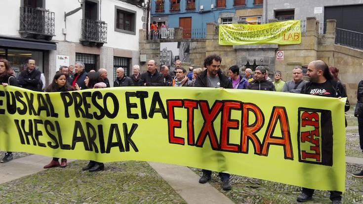 Euskal presoen alde elkarretaratzea egin dute hainbat langilek
