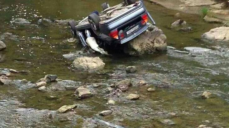 Goizaldean ibaira jausi da auto bat baina ez da zauritu larririk izan