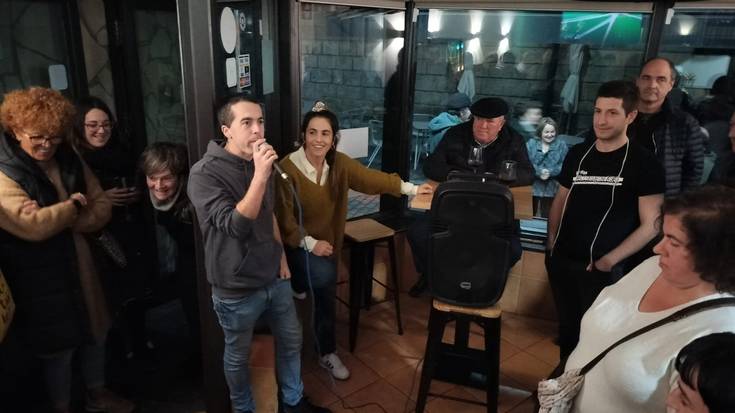 Edurtzako Luisi eta Gilako Larari kantatu zioten Gaztañerretako bertso-poteoan