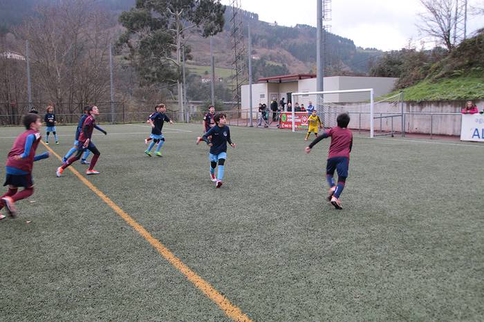 Gaur, futbol eskolarekin lotutako batzarra