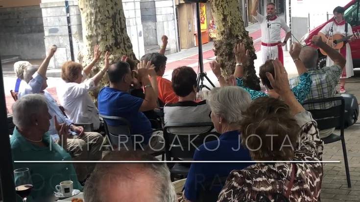 Nafarroako jotak entzun eta kantatu, biak egin zituzten herritarrek